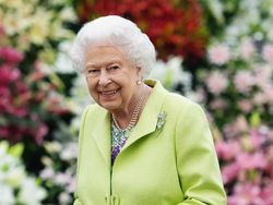 Tangan Ungu Ratu Elizabeth II Sebelum Wafat Jadi Sorotan