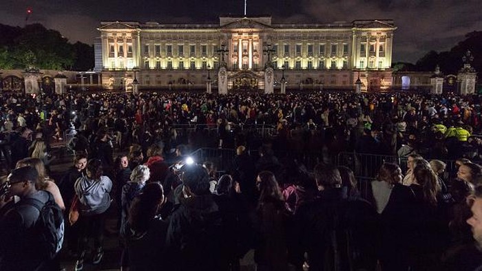 LONDON, UNITED KINGDOM - SEPTEMBER 08: Members of the public gather outside Buckingham Palace following the announcement of the death of Queen Elizabeth II in London, United Kingdom on September 08, 2022. Buckingham Palace has announced today that Queen Elizabeth II has died peacefully at Balmoral at the age of 96. (Photo by Wiktor Szymanowicz/Anadolu Agency via Getty Images)