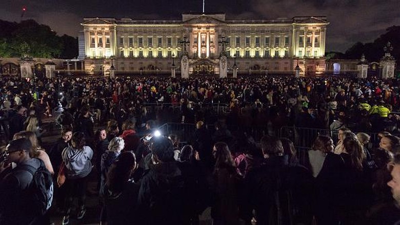 LONDON, UNITED KINGDOM - SEPTEMBER 08: Members of the public gather outside Buckingham Palace following the announcement of the death of Queen Elizabeth II in London, United Kingdom on September 08, 2022. Buckingham Palace has announced today that Queen Elizabeth II has died peacefully at Balmoral at the age of 96. (Photo by Wiktor Szymanowicz/Anadolu Agency via Getty Images)