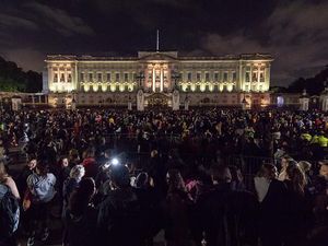 Buckingham Palace Berduka, Rakyat Inggris Datang Dengan Penuh Air Mata