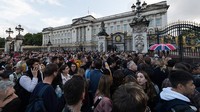 Warga Inggris pun langsung memadati bagian luar Istana Buckingham untuk menyampaikan duka.  