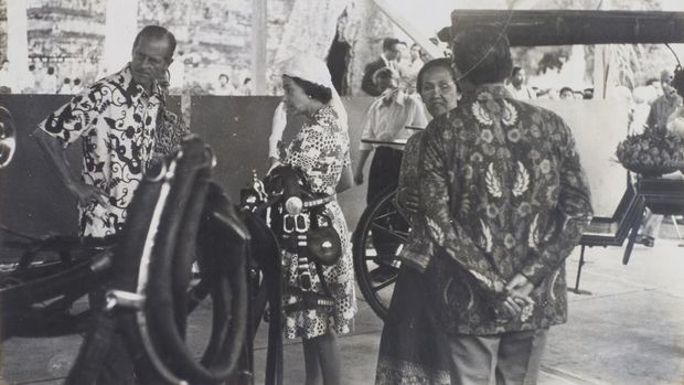 Ratu Elizabeth II saat berkunjung ke Candi Borobudur di 1974.