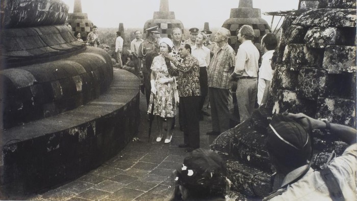 Ratu Elizabeth II saat berkunjung ke Candi Borobudur di 1974.
