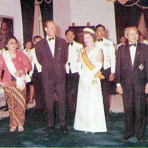 Ratu Elizabeth II saat berkunjung ke Indonesia tahun 1974 dan bertemu Presiden ke-2 RI, Soeharto.