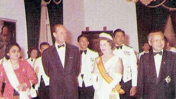 Ratu Elizabeth II saat berkunjung ke Indonesia tahun 1974 dan bertemu Presiden ke-2 RI, Soeharto.
