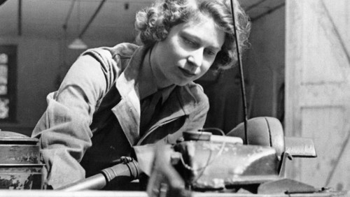 UNITED KINGDOM - CIRCA 1945:  Princess Elizabeth (born in 1926), future queen Elizabeth II of England, learning how to change a car wheel as an auxiliary-officer of the English Army, 1945.  (Photo by Roger Viollet via Getty Images)