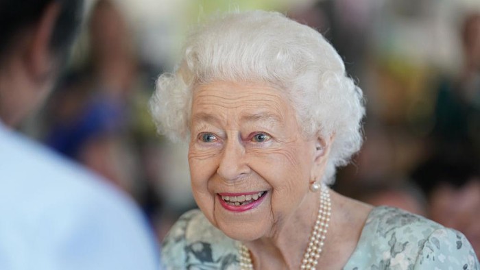 MAIDENHEAD, ENGLAND - JULY 15: Queen Elizabeth II smiles during a visit to officially open the new building at Thames Hospice on July 15, 2022 in Maidenhead, England. (Photo by Kirsty OConnor-WPA Pool/Getty Images)