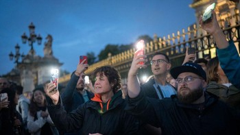 Warga Inggris tentu bersedih karena sang ratu yang telah 70 tahun bertakhta meninggalkan mereka. Foto: Getty Images