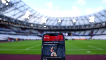 Kabar tentang kematian Ratu Elizabeth II sebelum pertandingan antara West Ham dan FCSB di London Stadium. Foto: Getty Images