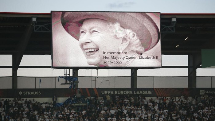 ST GALLEN, SWITZERLAND - SEPTEMBER 08: Players and fans participate in a minute`s of silence after it was announced that Queen Elizabeth II has passed away today during the UEFA Europa League group A match between FC Zürich and Arsenal FC at Kybunpark on September 08, 2022 in St Gallen, Switzerland. (Photo by Christian Kaspar-Bartke/Getty Images)