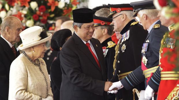 Ratu Inggris Elizabeth II (kiri) mengantar Presiden Republik Indonesia Susilo Bambang Yudhoyono (kedua, kiri) saat memperkenalkan Kepala Staf Angkatan Bersenjata Inggris saat Upacara Penyambutan di Parade Penjaga Kuda di dimulainya Kunjungan Kenegaraan ke Inggris di London, Inggris pada tanggal 31 Oktober 2012. Selama tiga hari kunjungan kenegaraan Presiden Yudhoyono dan istrinya ke Inggris, mereka akan tinggal di Istana Buckingham dan bertemu dengan anggota Keluarga Kerajaan.  (Photo by Lefteris Pitarakis - WPA Pool /Getty Images)