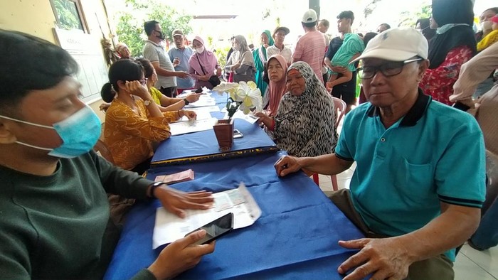 Ratusan warga Loloan Timur, Jembrana Bali, menerima BLT BBM, Jumat (9/9/2022).