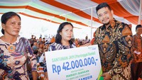 Benar saja, ketika menggelar pertemuan di lapangan bola kaki Jalan Tengku Rizal Nurdin Sergai,  Bobby membawa sembako dan modal usaha. Sembako diberikan kepada sekitar 475 bilal mayit dan guru mengaji. Sebanyak 110 guru sekolah minggu juga mendapat bantuan ditambah 100 anak yatim yang juga diperhatikan.