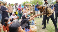 Supini, salah satunya. Warga Kampung Tengah Sergai itu diberi modal usaha Rp5 juta untuk mengembangkan usaha sarapan yang dirintisnya.