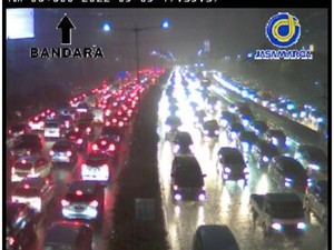 Jakarta Diguyur Hujan di Jumat Malam, Macet Parah di Mana-mana