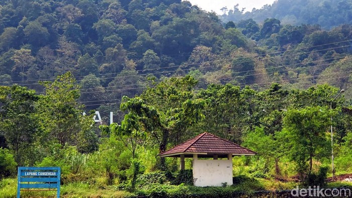 Sebuah landmark bertuliskan Palabuhanratu berukuran raksasa berdiri di kaki Gunung Jayanti disebut jadi penanda titik 0 KM Sukabumi