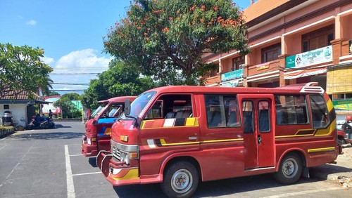 Sejumlah  angkutan kota (Angkot) tengah menunggu penumpang di Terminal Banyuasri, Buleleng.