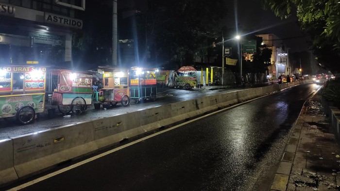 Satuan Polisi Pamong Praja (Satpol PP) mengimbau para pedagang kaki lima (PKL) agar tak berjualan di kawasan wisata Kota Tua dan disediakan lokasi binaan (lokbin) Kota Intan. Namun, masih ditemukan PKL berjualan di kawasan Kota Tua.