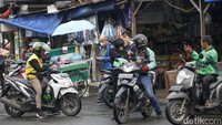 Dia menjelaskan, kenaikan tarif ojol ini berkisar antara 8 sampai 13%. Namun di sisi lain, pihaknya memangkas biaya untuk aplikator dari 20% menjadi 15%.