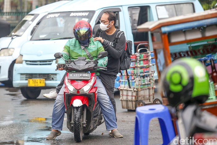 Pemerintah sudah resmi mengumumkan kenaikan tarif ojek online alias tarif ojol. Tarif baru ojol ini akan berlaku mulai 10 September atau Sabtu besok.