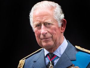 Raja Charles III Dicium Seorang Wanita saat Sapa Warga di Buckingham