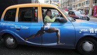 Momen lucu ini terlihat dari sopir taksi di London dengan logo iklan disisi mobil. Foto ini terlihat sangat nyata ya gaes.