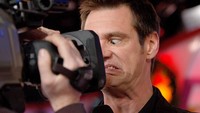 Di depan kameran, aktor Jim Carrey pasang ekspresi ngakak saat mengunjunjungi acara di New York, Amerika Serikat, pada 2004 lalu.