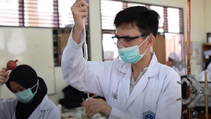 Siswa SMK SMAK Bogor melaksanakan praktikum di laboratorium