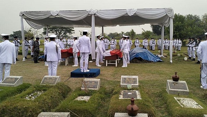 Suasana pemakaman pilot dan kopilot pesawat latih TNI AL yang jatuh di Selat Madura.