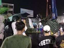 Patung itu baru terangkat sekitar pukul 00.00 Wita atau tepat pada Jumat (9/9/2022). Foto: Chairul Amri Simabur/detikBali