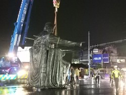 Patung kemudian diangkut menggunakan tronton dikawal Polisi Lalu Lintas dan petugas Dinas Perhubungan (Dishub) menuju Taman Kota Tabanan, atau yang dinamakan Taman Bung Karno. Proses pemindahan patung juga melibatkan petugas Lampu Penerang Jalan Umum dari Dinas Pekerjaan Umum Penataan Ruang Perumahan dan Kawasan Permukiman (PUPRPKP) Tabanan. Foto: Chairul Amri Simabur/detikBali