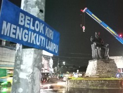 Proses pemindahan dilakukan Tim Studio Nyoman Nuarta menggunakan truk crane atau derek jangkung dengan kapasitas kurang lebih 25 ton. Foto: Chairul Amri Simabur/detikBali