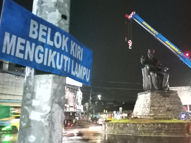 Suasana pemindahan Patung Bung Karno dari bundaran Kediri menuju Taman Bung Karno, Tabanan, Bali, Kamis (8/9/2022).
