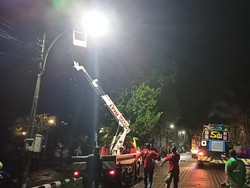 Proses pemindahan baru tuntas sekitar pukul 01.40 Wita. Saat ini, patung tersebut ditempatkan sementara di pintu utama Taman Bung Karno. Nantinya, patung akan ditempatkan pada alasnya yang sedang dibangun di sisi barat laut Taman Bung Karno. Foto: Chairul Amri Simabur/detikBali