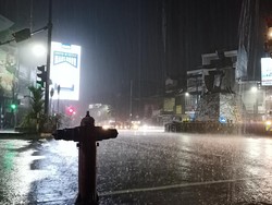 Proses pemindahan patung berbahan campuran tembaga dan kuningan karya seniman Nyoman Nuarta ini, berlangsung di bawah guyuran hujan deras. Foto: Chairul Amri Simabur/detikBali