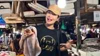 Tamara Bleszynski memilih cumi dengan mengangkatnya. Foto: Instagram Tamara Bleszynski