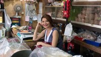 Di pasar, Tamara Bleszynski bisa mendapatkan banyak barang yang lebih murah. Foto: Instagram Tamara Bleszynski