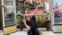 Lelah berbelanja di pasar, Tamara Bleszynski duduk di lantai yang ada di sebuah toko. Foto: Instagram Tamara Bleszynski