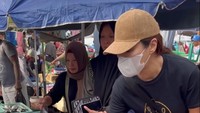 Tamara Bleszynski saat memilih ikan segar di pasar. Foto: Instagram Tamara Bleszynski