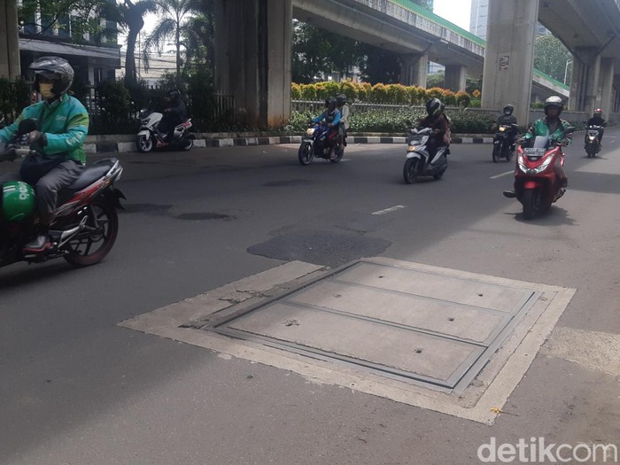 Tambalan lubang Jl Kapten P Tendean, Jaksel, sedikit ambles. 9 September 2022. (Danu Damarjati/detikcom)