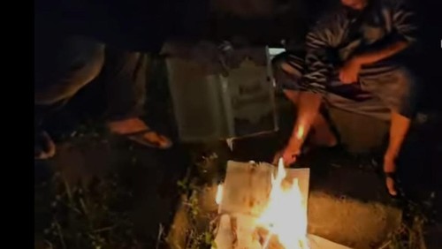 Tangkapan layar pembakaran kitab Tafsir Al Quran oleh tersangka SH.