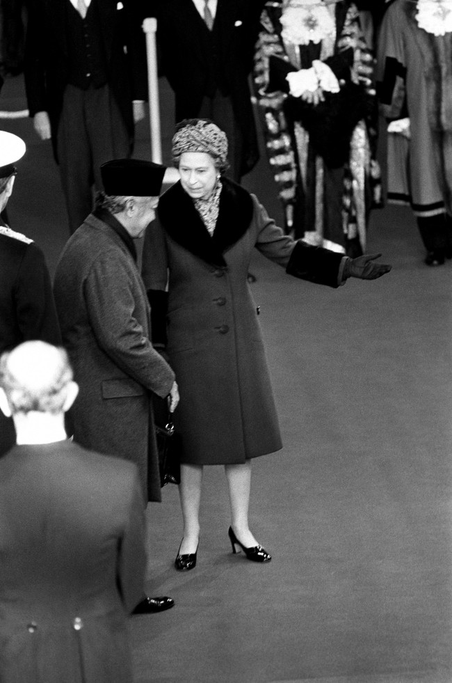 Sebagai kunjungan balasan, giliran Presiden Soeharto yang berkunjung ke Inggris. Ratu Elizabeth II menerima kunjungan kenegaraan presiden kedua Indonesia di di Victoria Station, London, 13 November 1974. (Foto: PA Images via Getty Images)