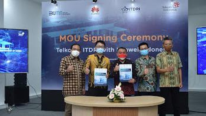 Telkom melalui Indonesia Telecommunication and Digital Research Institute (ITDRI) berkolaborasi dengan Huawei melahirkan talenta digital berstandar global guna mempercepat proses transformasi digital di tanah air.