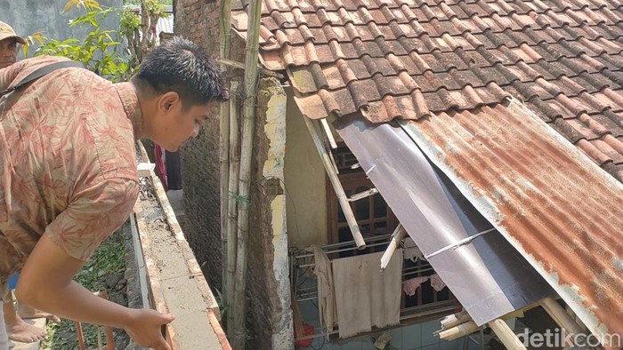Heboh sebuah rumah tidak memiliki akses jalan kendaraan bermotor di Sragi, Pekalongan, karena tertutup pagar keliling, ternyata masih ada jalan.