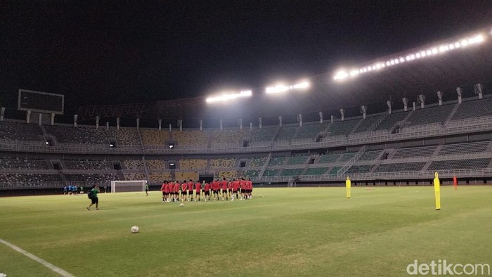 Timnas U-19 Latihan di GBT Timnas U-19 tengah menyongsong Kualifikasi Piala Asia U-20 2023. Garuda Nusantara menjalani latihan di Stadion Gelora Bung Tomo (GBT)
