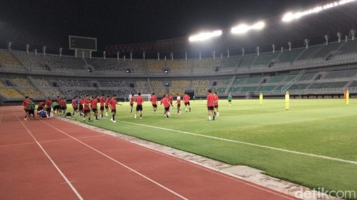 Timnas U-19 tengah menyongsong Kualifikasi Piala Asia U-20 2023. Garuda Nusantara menjalani latihan di Stadion Gelora Bung Tomo (GBT)