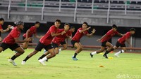 Garuda Nusantara saat menjalani latihan di Stadion Gelora Bung Tomo (GBT)/Foto: Deny Prastyo Utomo/detikJatim