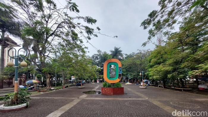 Tugu titik 0 kilometer di Kota Cimahi.