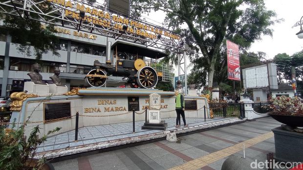 ugu 0 KM Bandung menjadi saksi perkembangan Kota Kembang dari masa ke masa. Sejak era kolonial hingga saat ini.