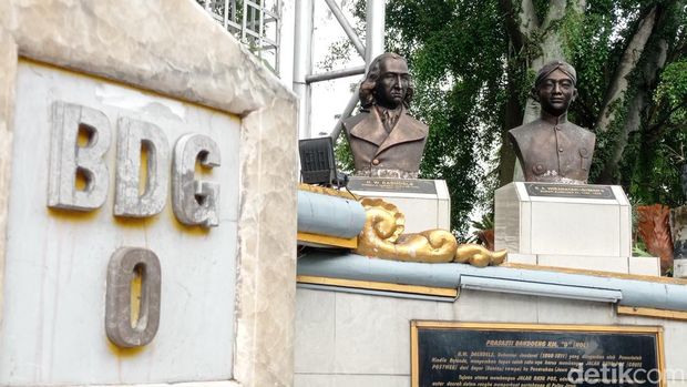 ugu 0 KM Bandung menjadi saksi perkembangan Kota Kembang dari masa ke masa. Sejak era kolonial hingga saat ini.